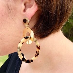 Resin Tortoise Shell & Gold Hanging Earrings NWT